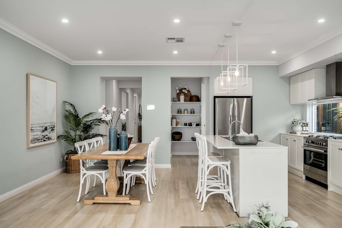 Dusk Four house deign dining in Classic style
