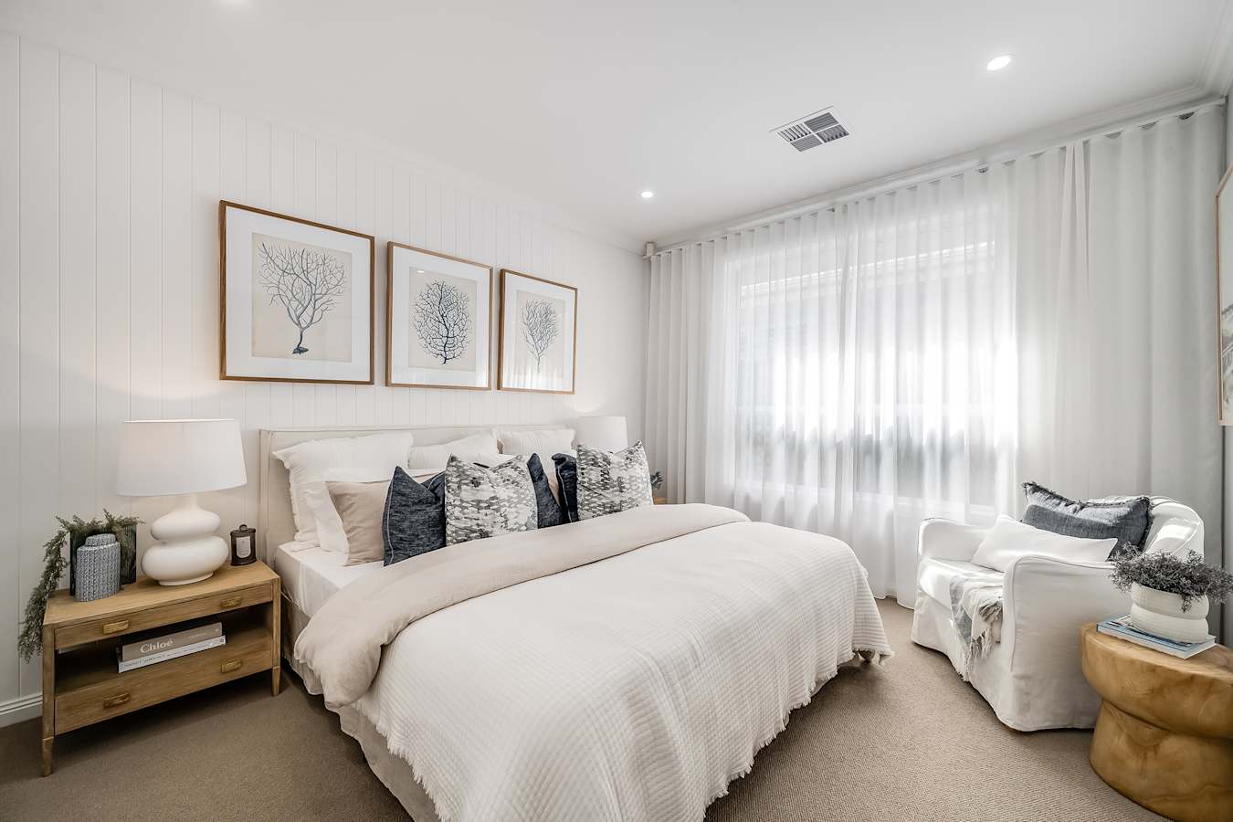 Dusk Four house deign bedroom in Classic style