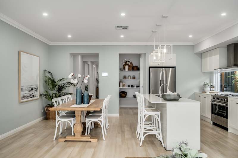 Dusk Four house deign dining in Classic style
